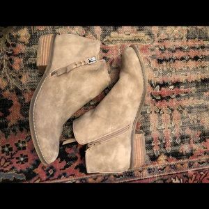 American Eagle booties